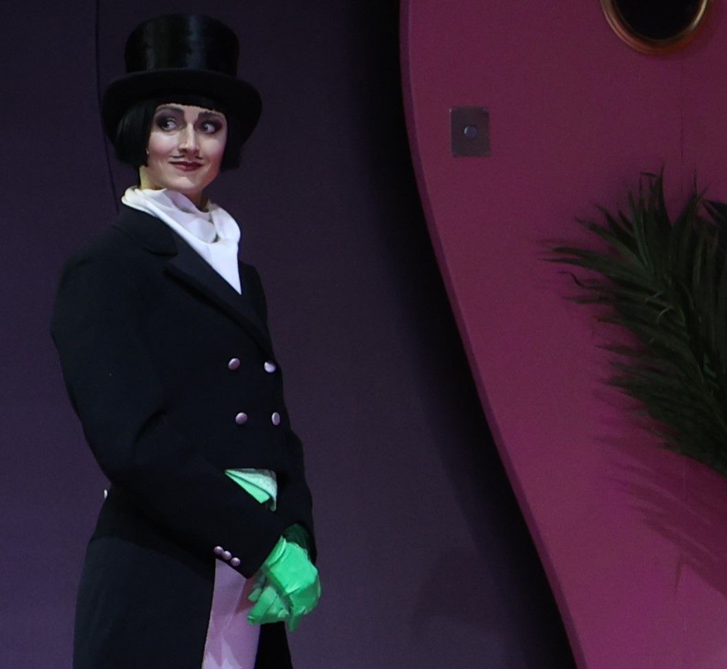 Adele Lorenzi verfügt als Madame Cortese über einen dunklen, vollen Sopran