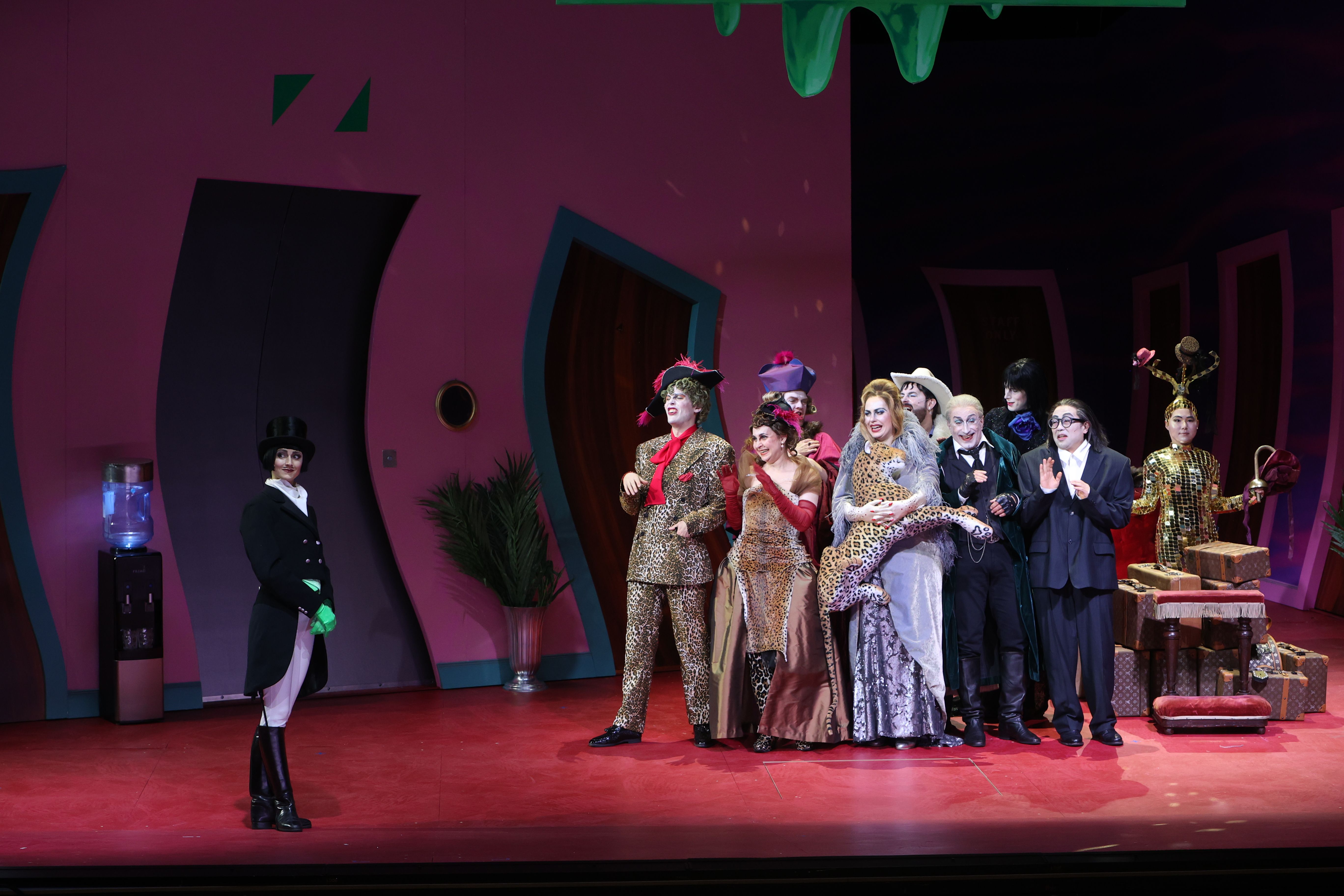 Adele Lorenzi verfügt als Madame Cortese über einen dunklen, vollen Sopran